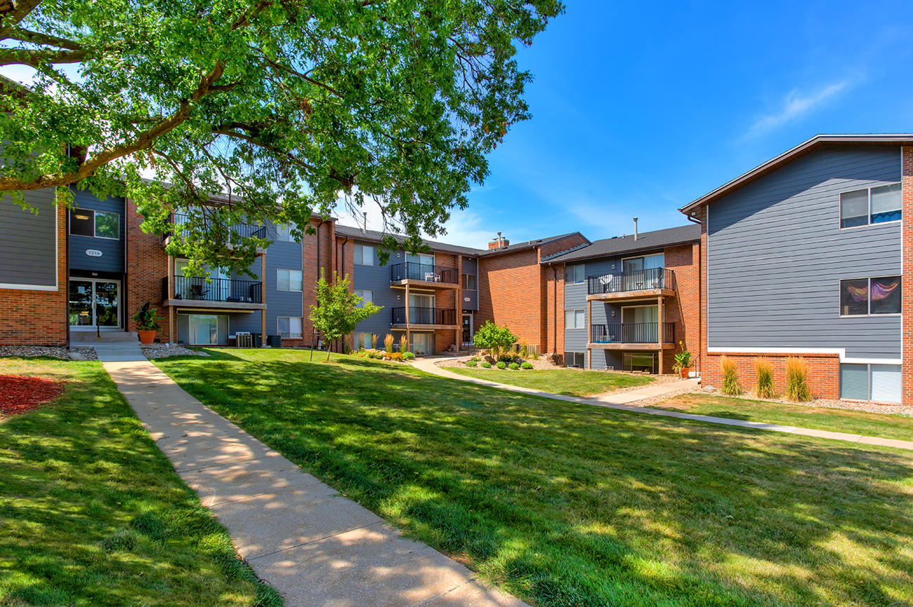 Country Club Village Apartments & Townhomes Apartments in West Des